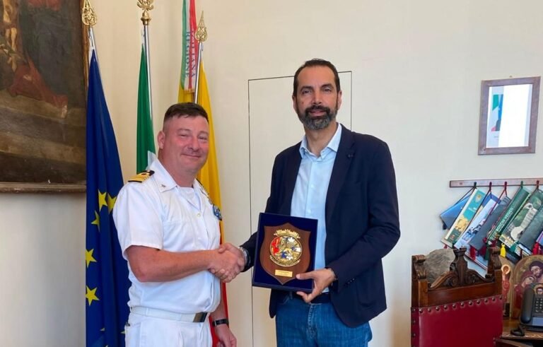 Il sindaco Basile incontra a Palazzo Zanca il Comandante di Nave San Marco