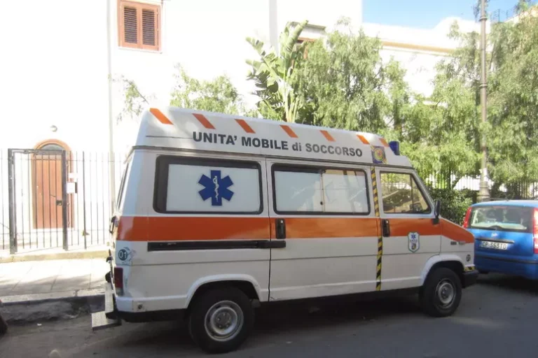 Scontro tra un'auto e un autobus dell'Atm sulla SS133 a Tono: ferita la conducente della vettura