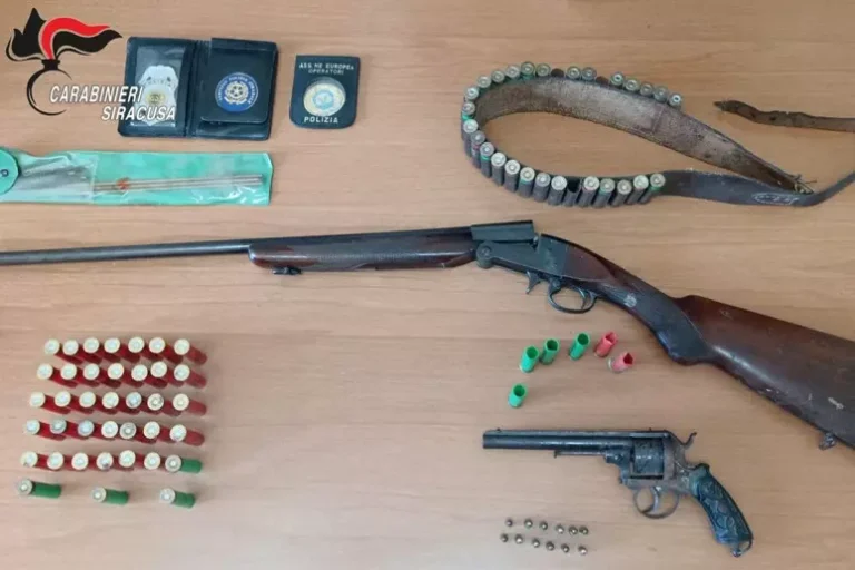 Aveva in casa un fucile, una rivoltella e due bombe a mano, arrestato