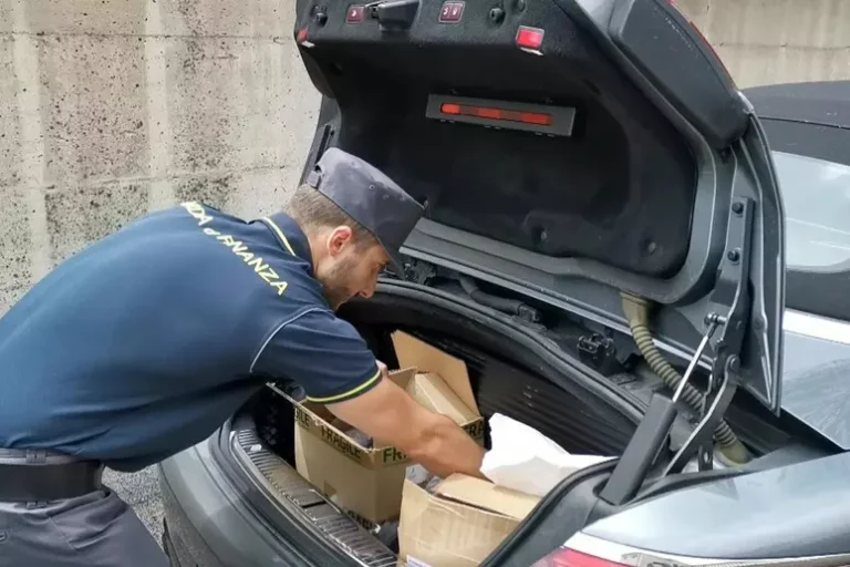 Finanziere arrestato da colleghi mentre incassa soldi da un commerciante