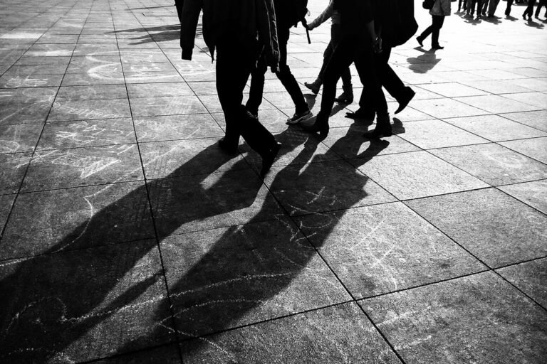 Sedicenne violentata in strada: arrestato un 21enne grazie al video di una residente