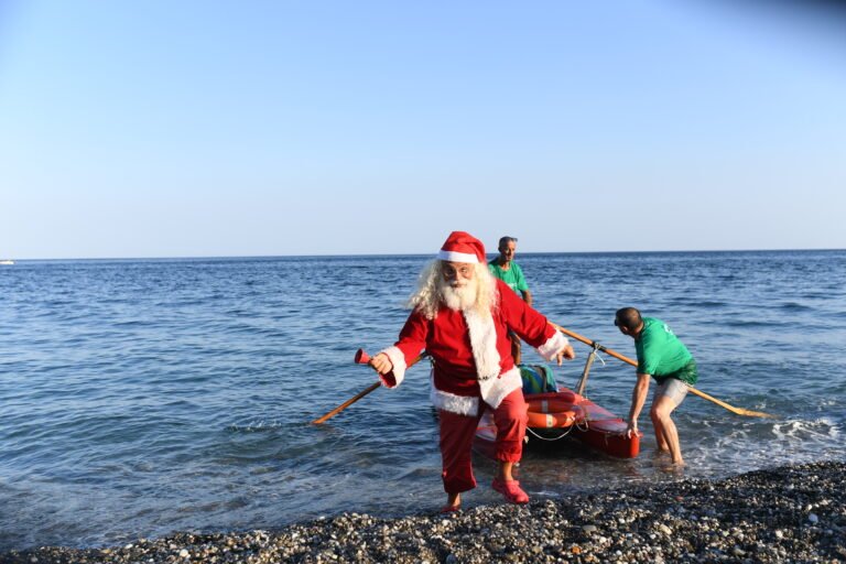 AUTISMO, BABBO NATALE NON CAMBIA SPIAGGIA: ‘SANTA BEACH HOUSE’ 2026 A NIZZA DI SICILIA 