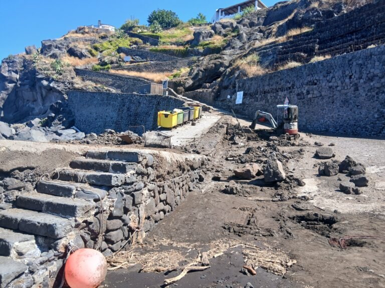 ALLUVIONE GINOSTRA, LA COMUNITÀ INSORGE: “ABBANDONATI DA LIPARI E DALLA REGIONE, PRONTI ALLA SERRATA GENERALE. INTERVENGA ROMA PRIMA CHE SIA UNA NUOVA NISCEMI”