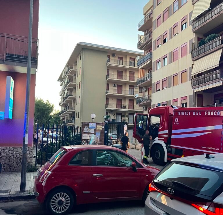 Incendio in una palazzina di Milazzo, un intossicato trasportato in ospedale