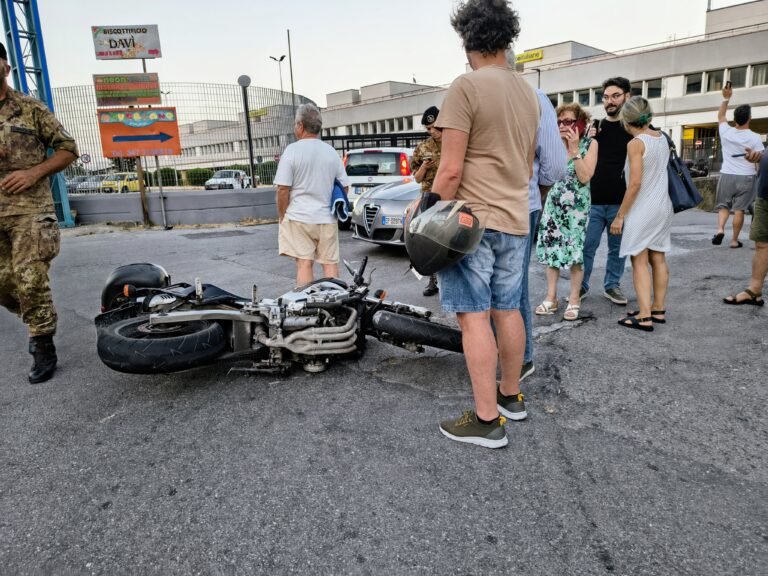 Pistunina, violento scontro tra auto e moto sulla Statale 114: centauro al Policlinico