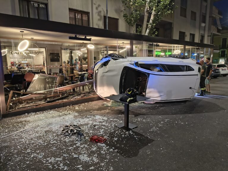 Messina, auto si capovolge in via Santa Cecilia: un ferito e danni al dehors di un ristorante