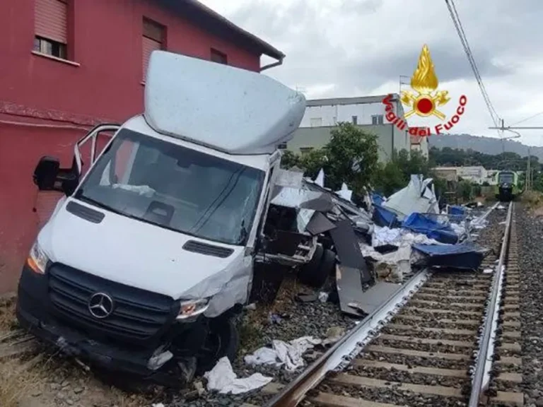 Scontro al passaggio a livello a Cefalù: treno merci travolge un autocarro