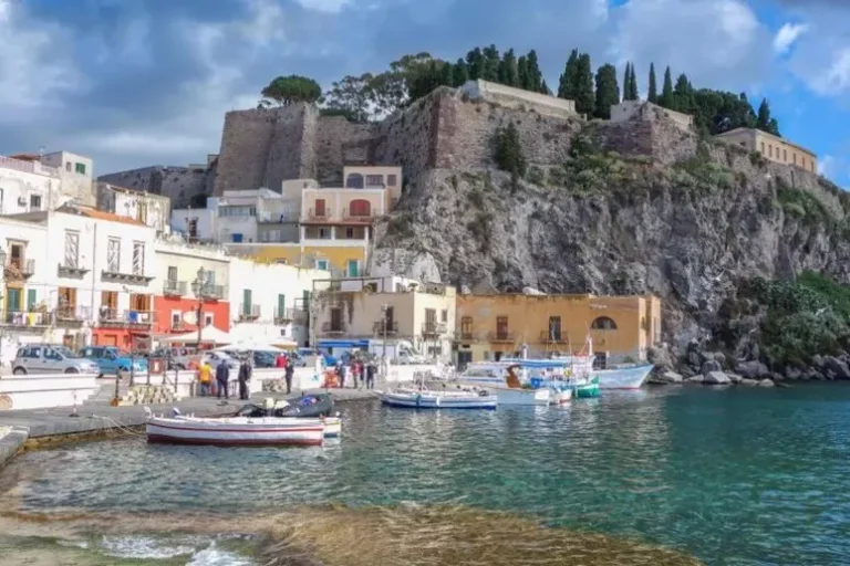 AZIONE MESSINA - L’effetto Instagram e l’illusione Eolie: quando l’Overtourism consuma la Bellezza