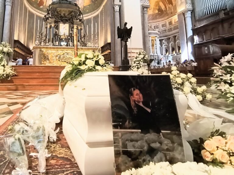 Messina si ferma per l’ultimo saluto a Giulia: fiori bianchi e dolore per la quindicenne morta a Torre Faro