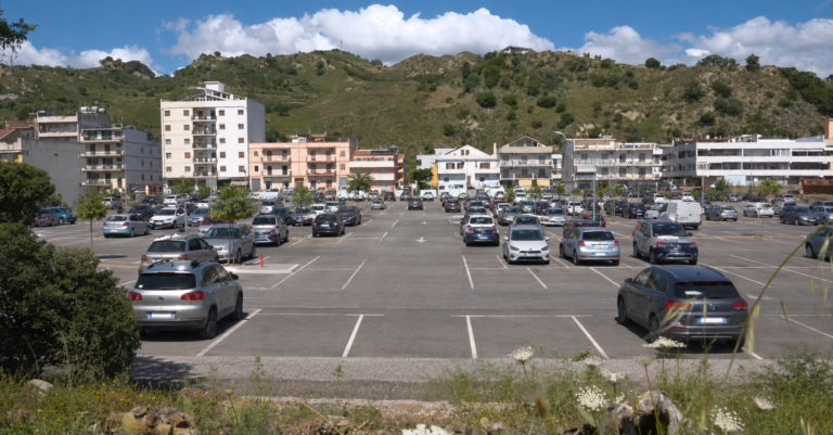 Messina Sud - Santa Margherita, la sostenibilità col parchimetro: il verde sacrificato all’ennesimo parcheggio