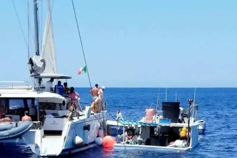 Scontro tra catamarano e peschereccio al largo di Filicudi, un ferito