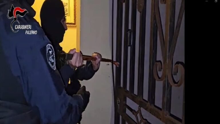 Palermo, colpo alla “banda dei kalashnikov”: 15 fermi e 22 indagati nell’inchiesta su pizzo, armi e droga