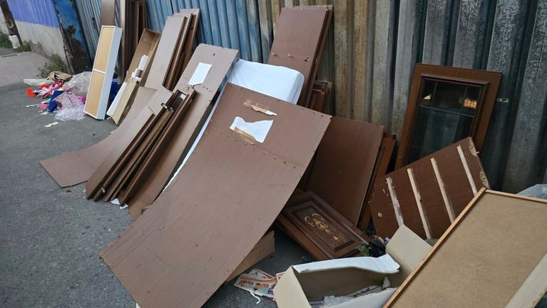 Via Adolfo Celi ostaggio dei rifiuti: a Contesse l'inciviltà diventa consuetudine