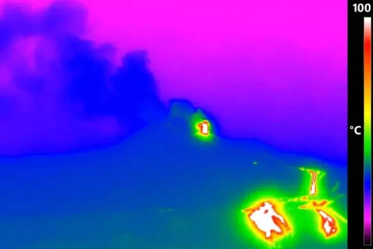 Nube vulcanica sull'Etna, sospesi atterraggi a Catania fino alle 19