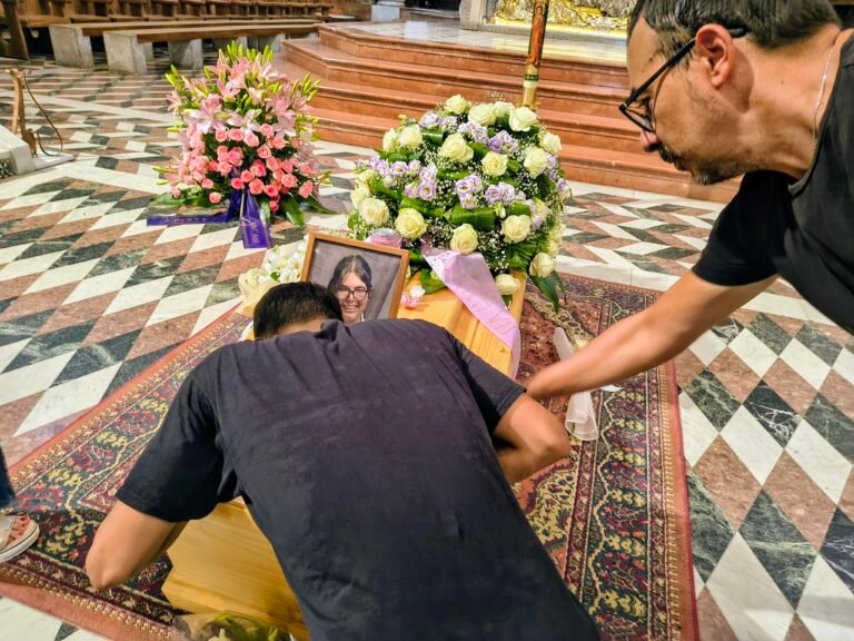 L'ultimo abbraccio di Messina ad Alessandra Frazzica: il dolore di una città intera