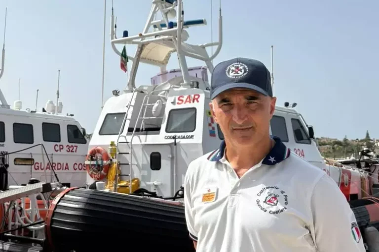 Si tolse calze per darle a bimbo migrante, luogotenente Giuliano 'gesti ordinari'