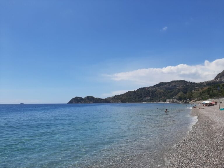 Taormina, allarme liquami a Mazzeo: proteste e bagni impossibili sotto la Bandiera Blu