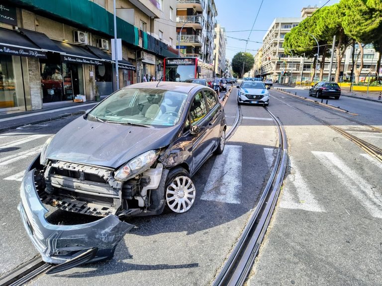 Bus privato investe auto e fugge in piazza della Repubblica
