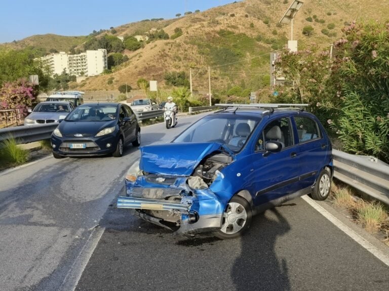 Incidente all'alba sulla Panoramica: auto fuori controllo, 23enne in ospedale