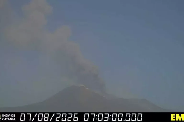 Etna, nuovo parossismo dalla Voragine: stop agli arrivi all'aeroporto di Catania almeno fino alle 12, attivati treni speciali