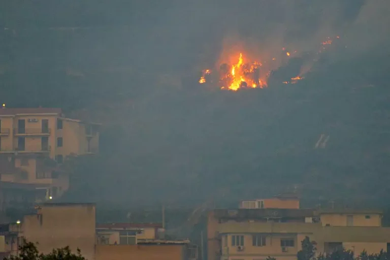 Domenica di incendi in Sicilia, decine di interventi e case minacciate