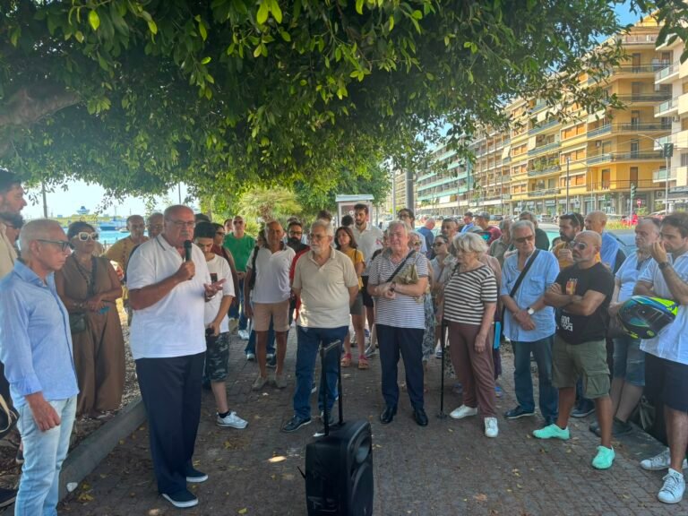 Furto al Museo, cittadini in piazza al Ringo: «Messina non è indifferente»