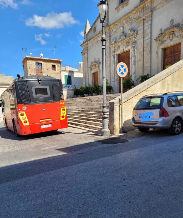 Sosta selvaggia a Gesso: autobus in trappola e corse a rischio. L'allarme dei lavoratori ATM