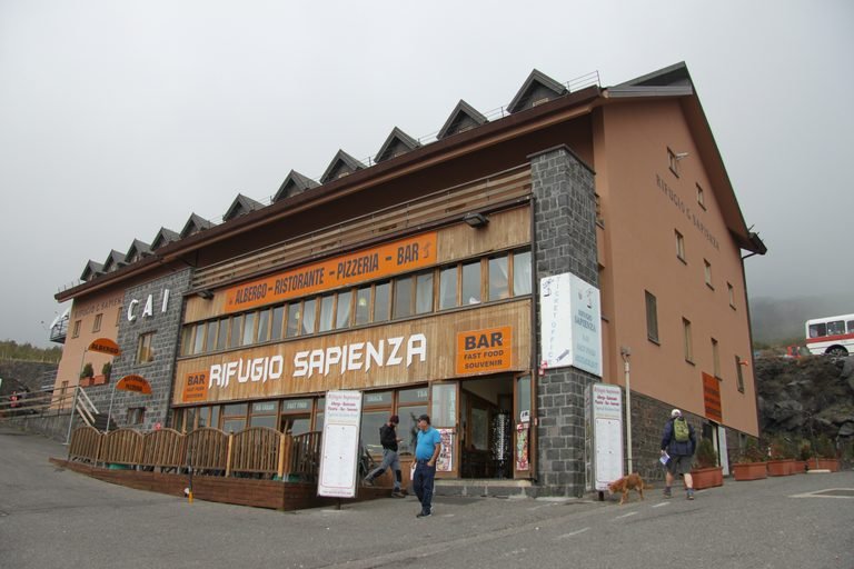 Paura sull'Etna: intossicazione da monossido al Rifugio Sapienza, turisti in ospedale