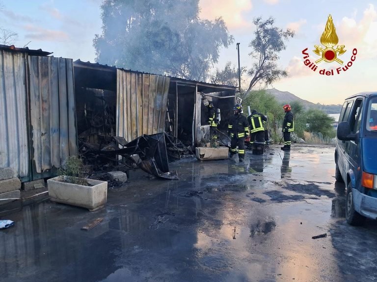 Vulcano: fiamme in un'officina. Intervento dei vigili del fuoco