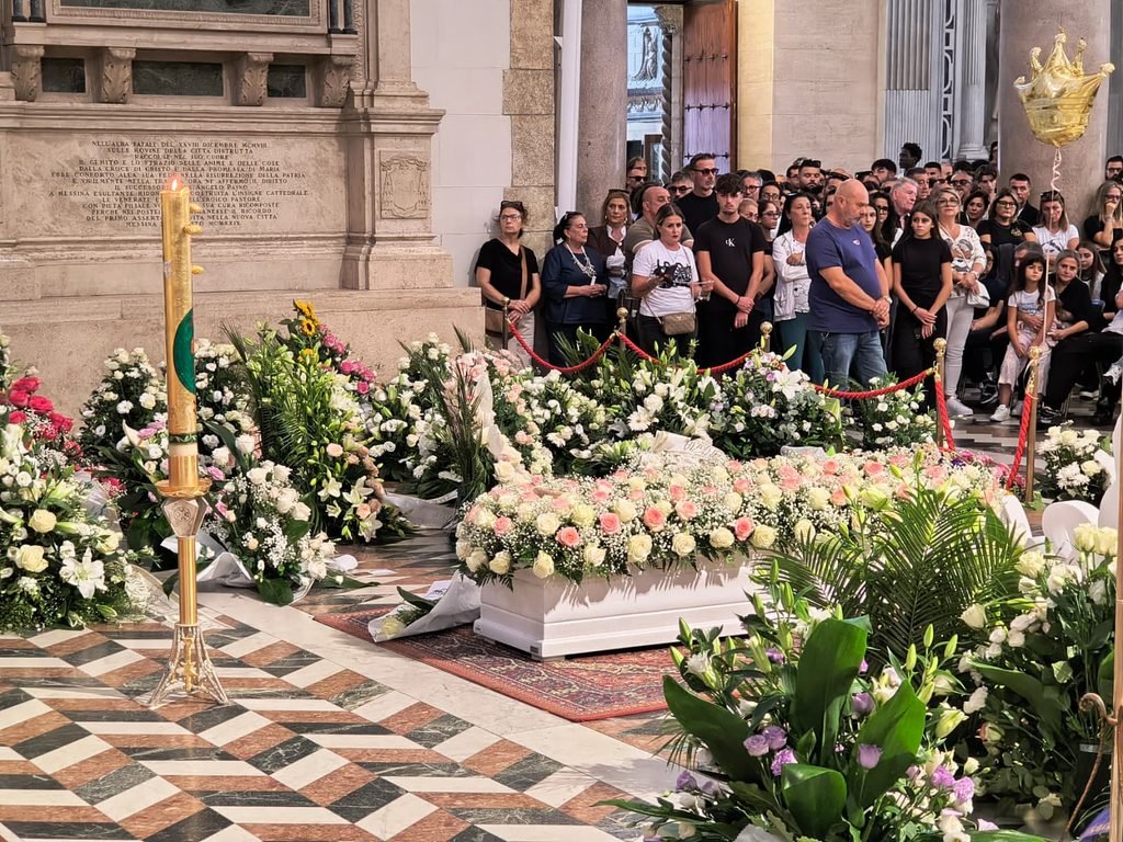 L'addio a Rebecca nel silenzio di Messina: l'abbraccio del liceo alla diciassettenne vittima dell'incidente