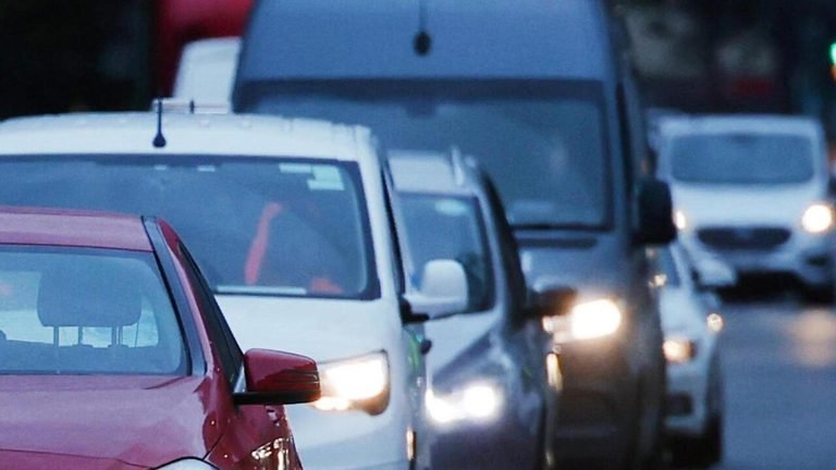 Il Cdm approva il decreto, via il bollo sulle auto piccole e medie e sui motocicli e taglio delle accise fino al 5 ottobre