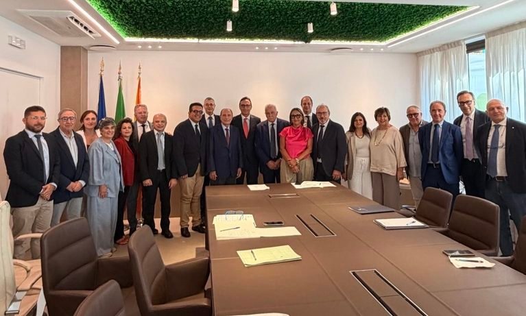 A20 MESSINA-PALERMO, CONFRONTO A PALAZZO D’ORLEANS: DALLA REGIONE 253 MILIONI PER GLI INTERVENTI STRUTTURALI, SCHIFANI E ARICÒ HANNO INCONTRATO I RAPPRESENTANTI DEI COMUNI DEL TERRITORIO