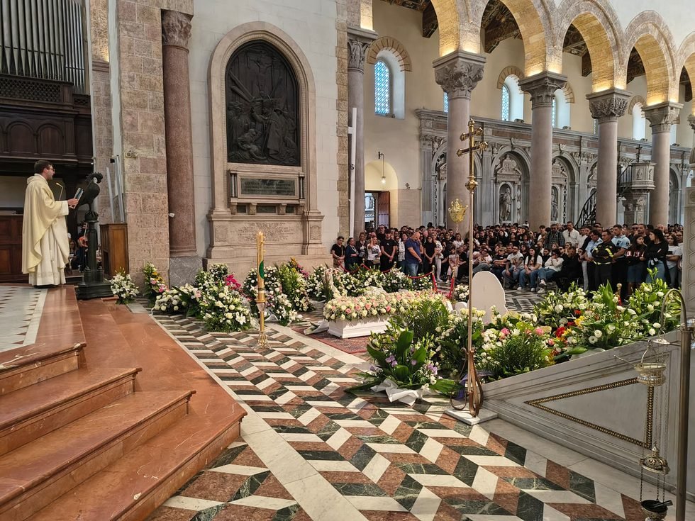 L'addio a Rebecca nel silenzio di Messina: l'abbraccio del liceo alla diciassettenne vittima dell'incidente