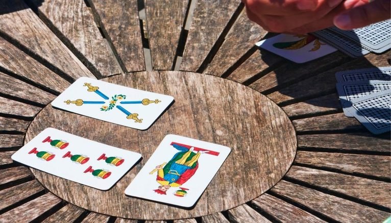 I giochi di carte più famosi in Sicilia: tradizione e influenze estere