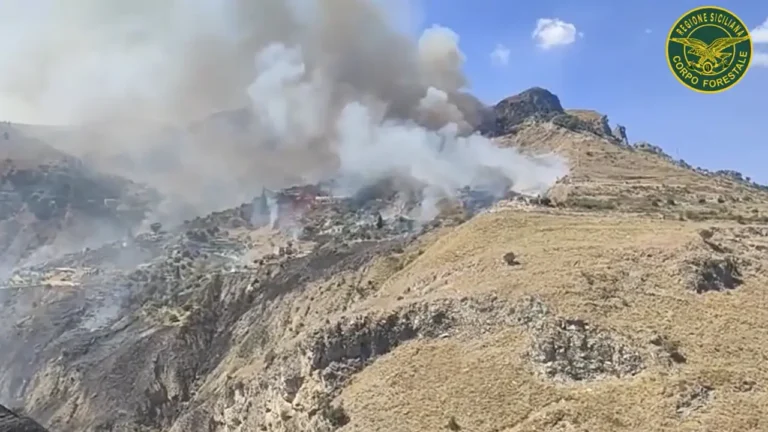 Incendio in quartiere di Taormina, fiamme minacciano abitazioni
