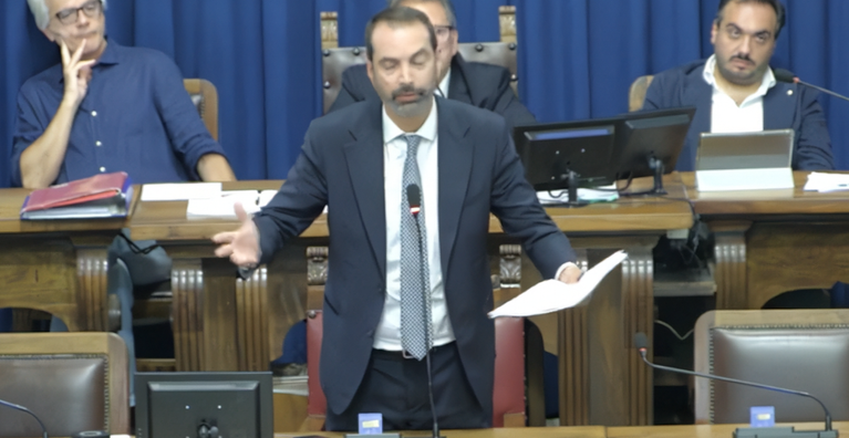 Basile, sindaco "costretto" in aula: Il fastidio per la democrazia e la fine dell'Eldorado