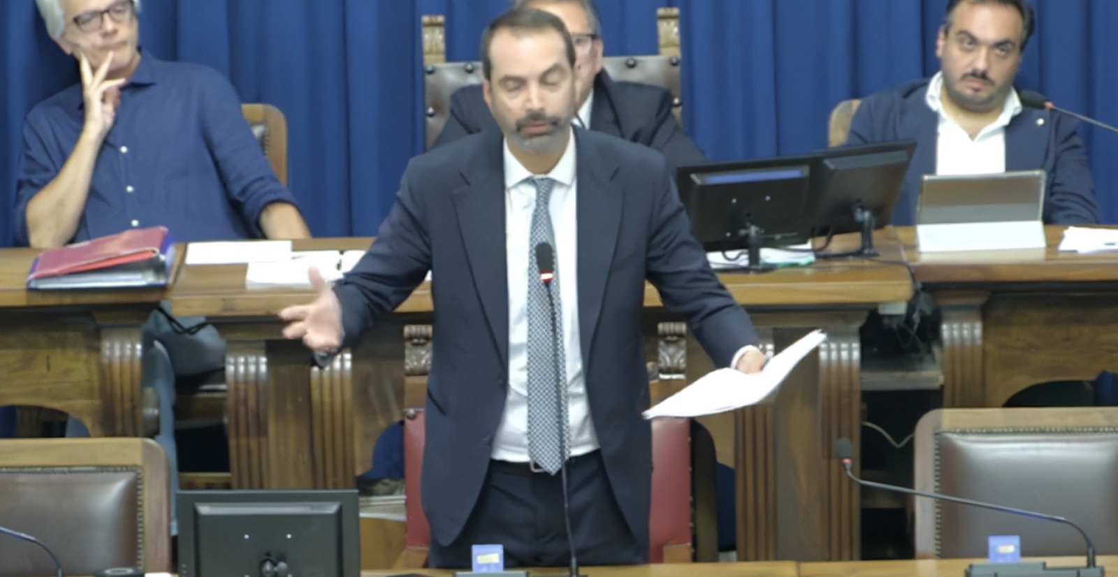 Basile, sindaco "costretto" in aula: Il fastidio per la democrazia e la fine dell'Eldorado