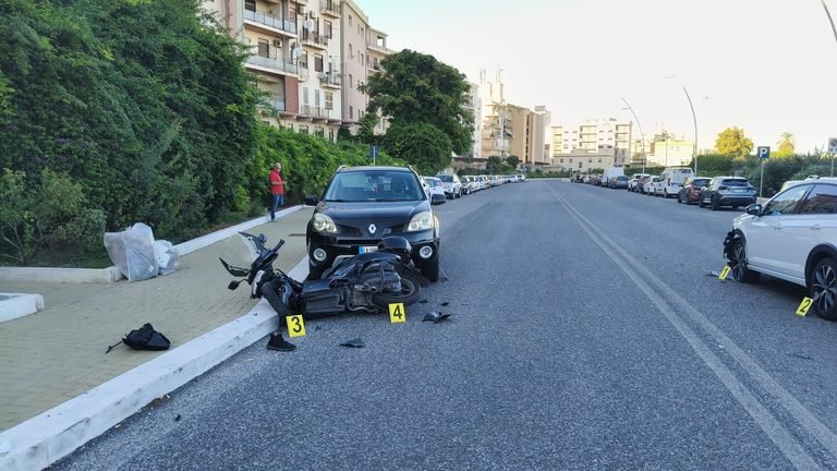 Grave incidente sulla nuova via Don Blasco: scontro tra auto e scooter, giovane in Rianimazione