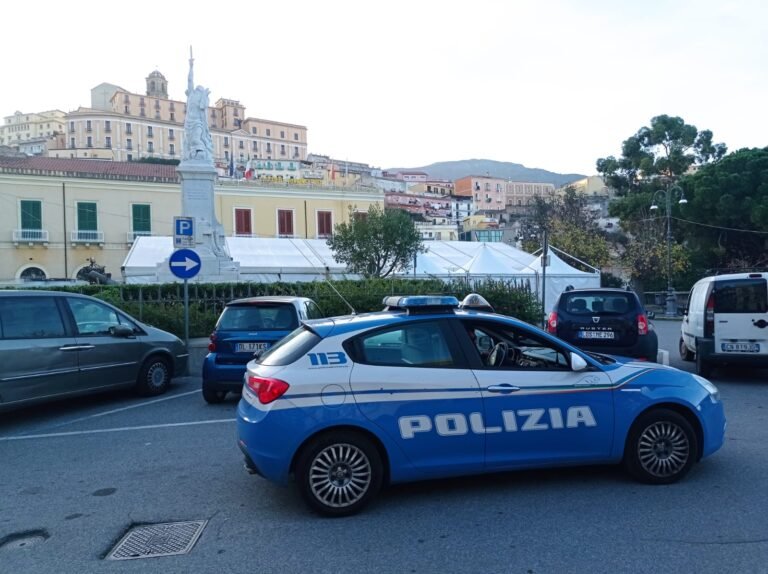 LA POLIZIA ARRESTA DUE VENTENNI IN FLAGRANZA DI REATO. SEQUESTRATI 34 GRAMMI DI COCAINA E MATERIALE PER IL CONFEZIONAMENTO DELLE SINGOLE DOSI