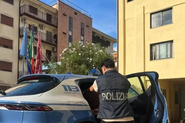 Abusi su una giovane turista vicino a una discoteca, un arresto