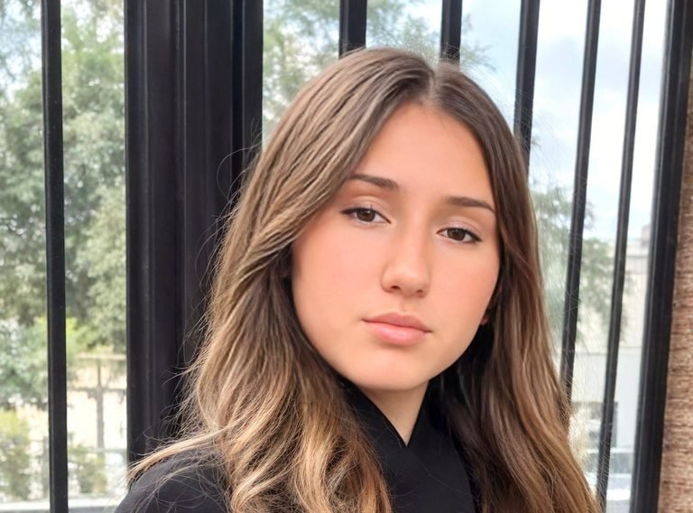 L'addio a Rebecca Galli: al Duomo i funerali della 17enne. Indagato il sedicenne alla guida dello scooter