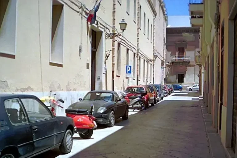 Alunna di terza media punta coltello contro compagna