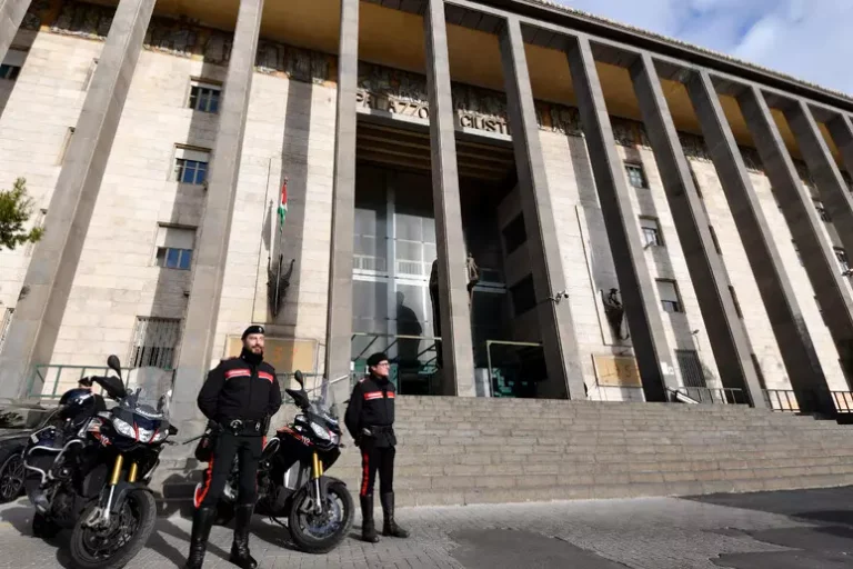 Molestie e violenze a studentesse, professore condannato a 4 anni