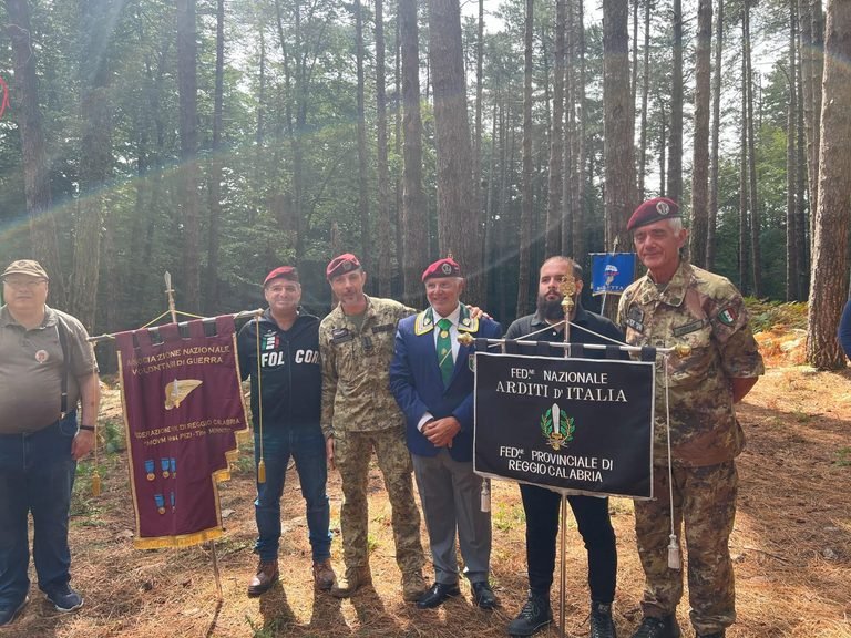 IN ASPROMONTE I PARACADUTISTI ONORANO I CADUTI
