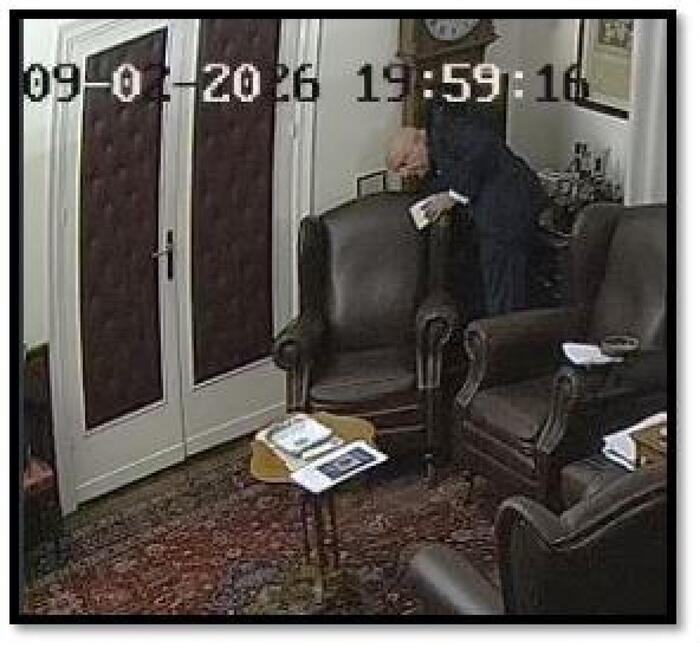 Corruzione: in immagini polizia Armao nasconde denaro in orologio a pendolo