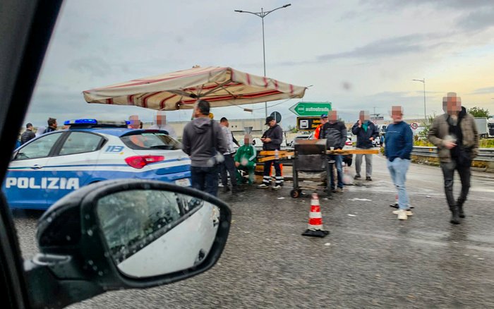 Protesta autotrasporto: dilagano blocchi Tir, denunce e pugno duro del governo, Meloni convoca il Cdm