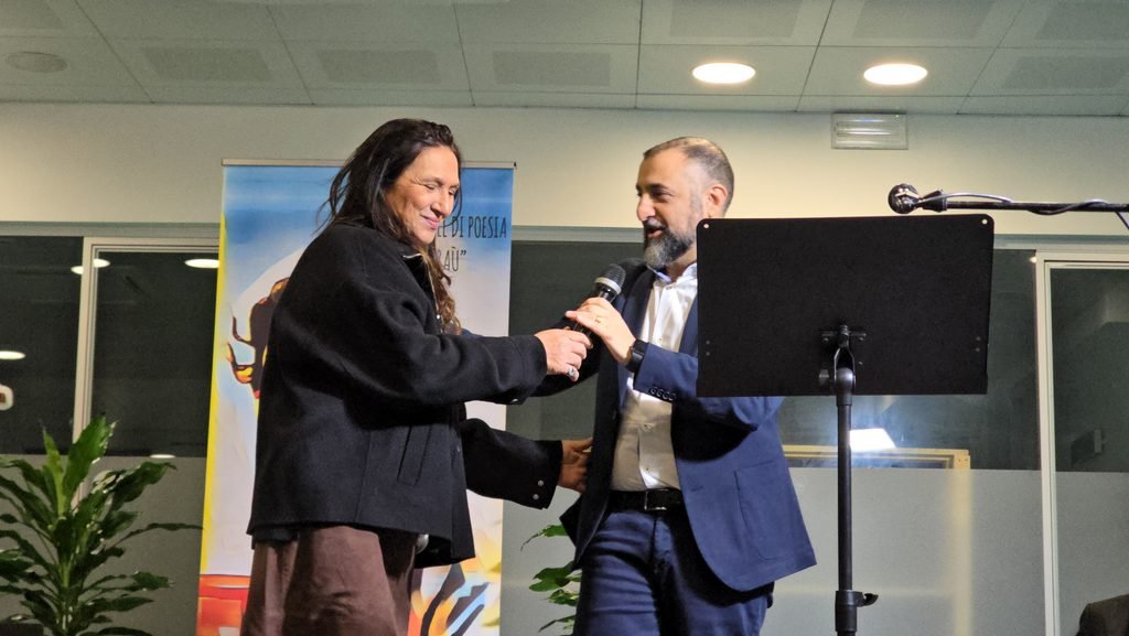 Premio nazionale Nino Ferraù, Galati Mamertino celebra la poesia e ricorda Pippo Ferraù. Francesco D’Angiò vince la XIV edizione con “Geografia Minima”. L'emozione della figlia Cetty: «Questo premio deve restare qui».