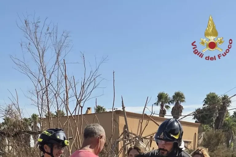 Tromba marina a Marsala, cane estratto da sotto macerie