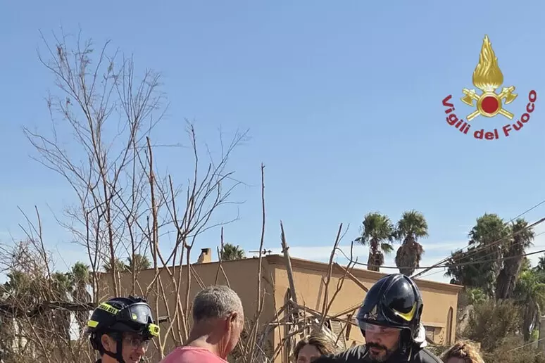 Tromba marina a Marsala, cane estratto da sotto macerie