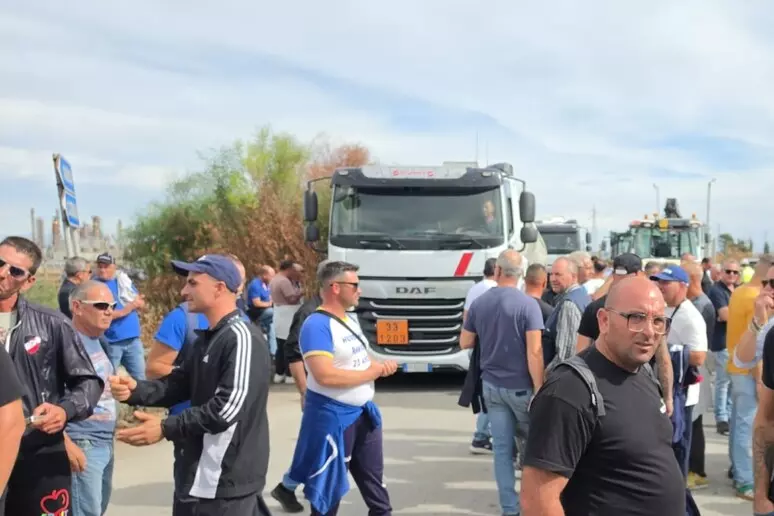 Caro carburante, protestano per 12 ore gli agricoltori nel Siracusano